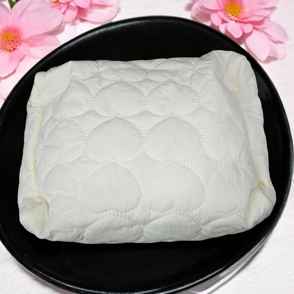 Hello Kitty Wristlet Cosmetic Bag Embroidered Sanrio Makeup Quilted Heart Kawaii - Picture 5 of 6